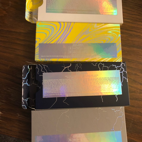 ✨HP✨2 KYLIE AUTHENTIC NEW EYESHADOW PLATTE - Picture 2 of 8